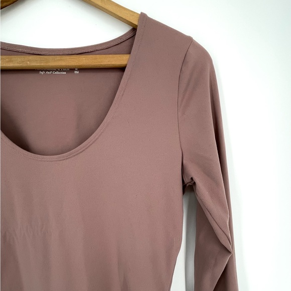 Abercrombie & Fitch Soft AF Scoop Neck Bodysuit in Mauve Size M - Picture 3 of 8